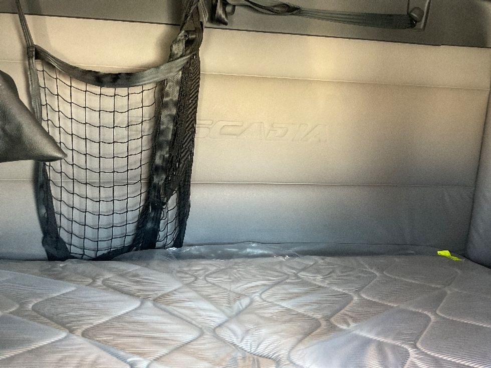 Sleeper Tractor-Heavy Duty Tractors-Freightliner-2019-T11662ST-Moberly-MO-428,811\n\t\tmiles-$ 53,000 - Image 16