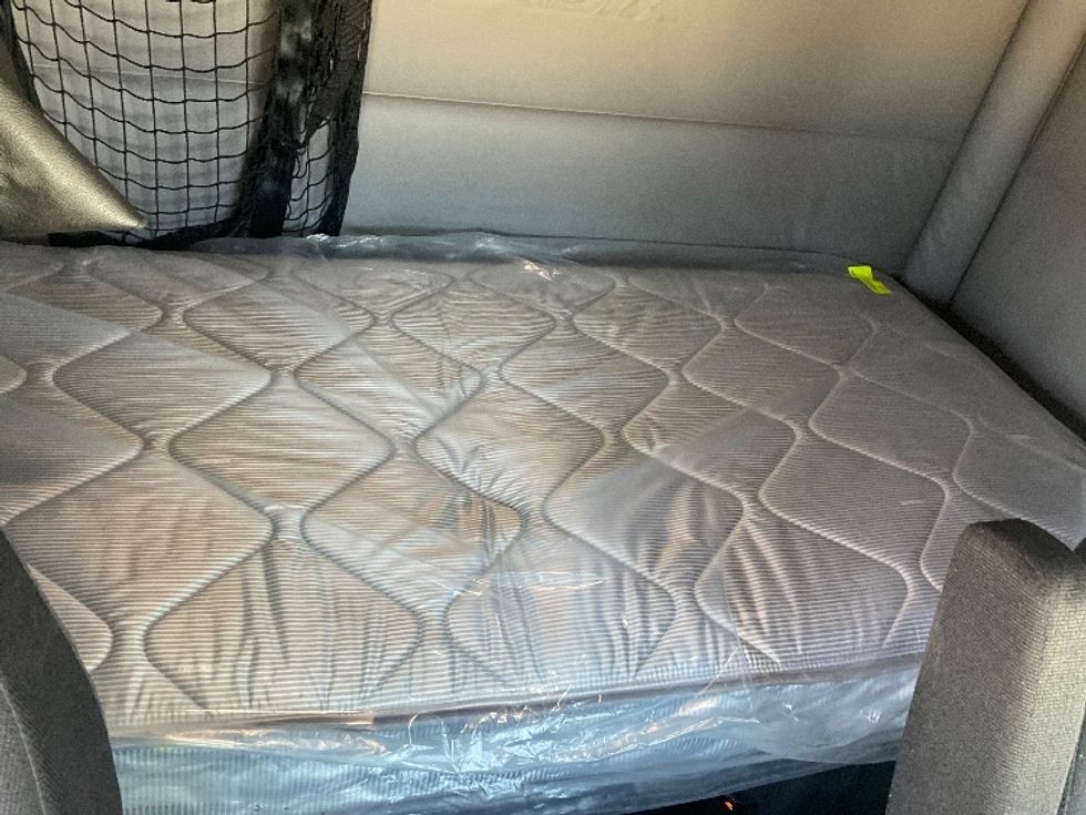 Sleeper Tractor-Heavy Duty Tractors-Freightliner-2019-T11662ST-Moberly-MO-428,811\n\t\tmiles-$ 53,000 - Image 17