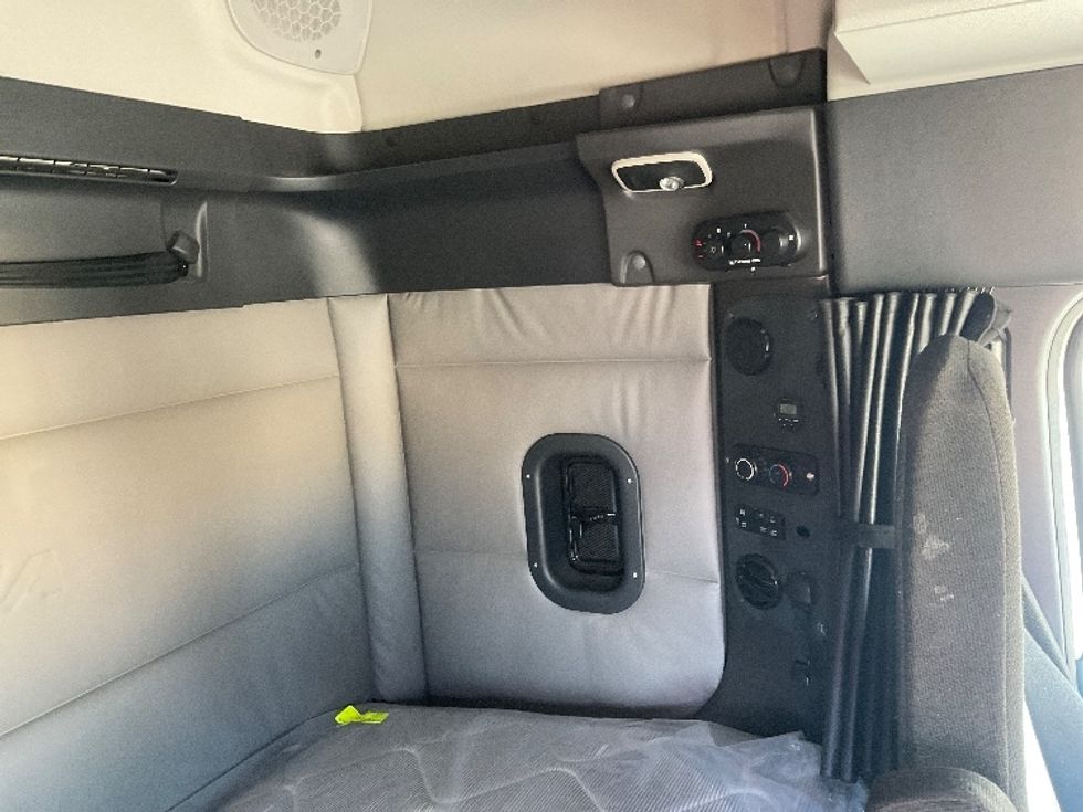 Sleeper Tractor-Heavy Duty Tractors-Freightliner-2019-T11662ST-Moberly-MO-428,811\n\t\tmiles-$ 53,000 - Image 18