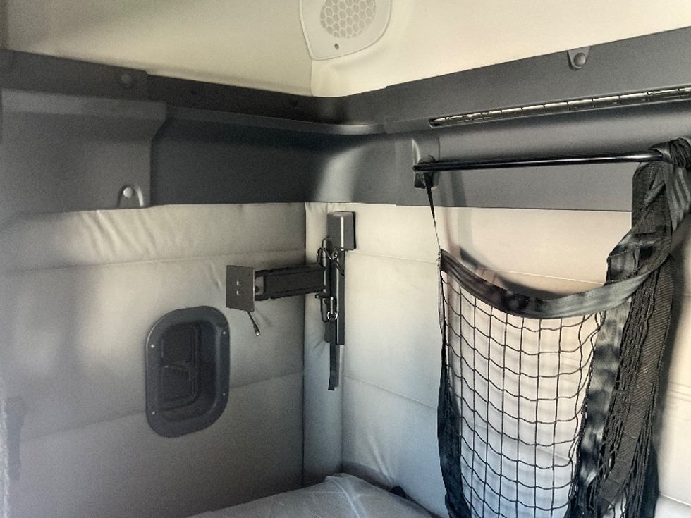 Sleeper Tractor-Heavy Duty Tractors-Freightliner-2019-T11662ST-Moberly-MO-428,811\n\t\tmiles-$ 53,000 - Image 19