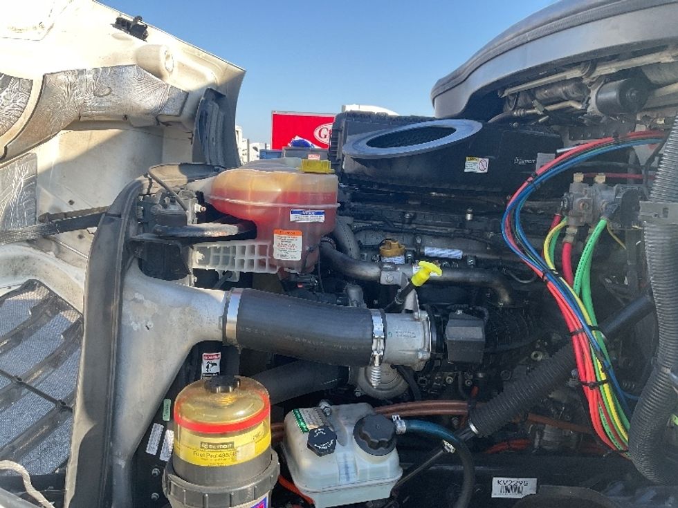 Sleeper Tractor-Heavy Duty Tractors-Freightliner-2019-T11662ST-Moberly-MO-428,811\n\t\tmiles-$ 53,000 - Image 21