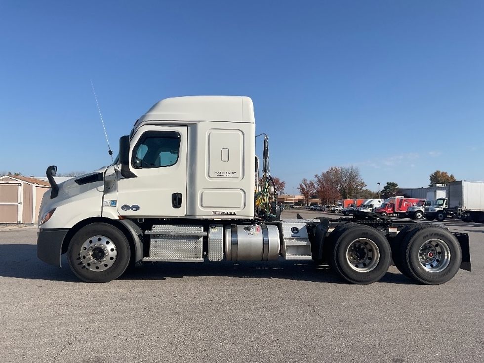 Sleeper Tractor-Heavy Duty Tractors-Freightliner-2019-T11662ST-Moberly-MO-428,811\n\t\tmiles-$ 53,000 - Image 4