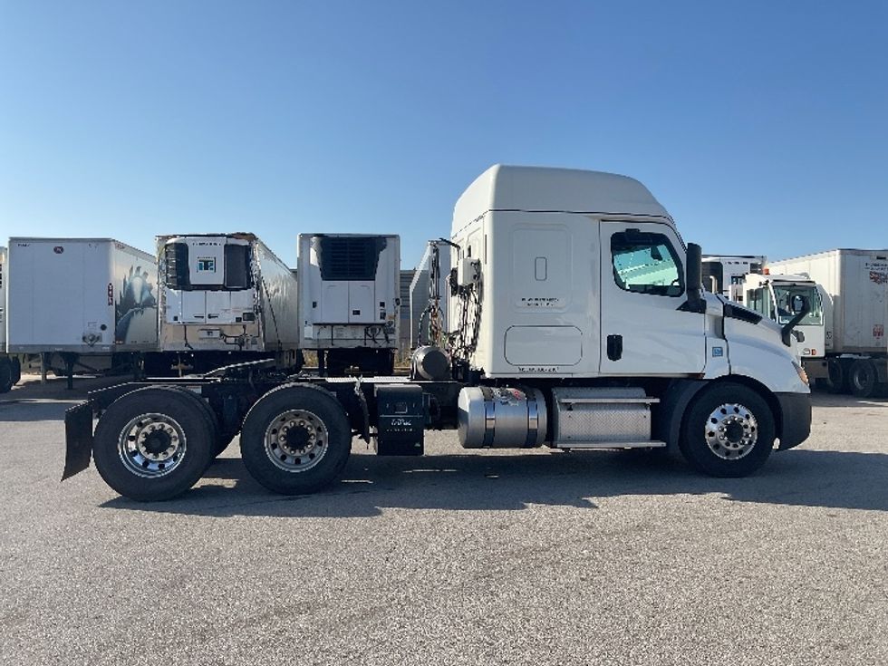 Sleeper Tractor-Heavy Duty Tractors-Freightliner-2019-T11662ST-Moberly-MO-428,811\n\t\tmiles-$ 53,000 - Image 8