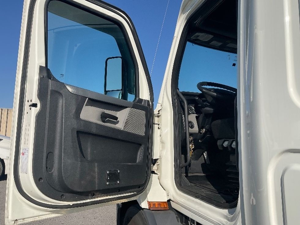 Sleeper Tractor-Heavy Duty Tractors-Freightliner-2019-T11662ST-Moberly-MO-428,811\n\t\tmiles-$ 53,000 - Image 9