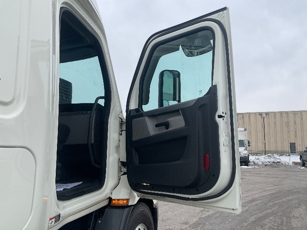 Sleeper Tractor-Heavy Duty Tractors-Freightliner-2019-T11662ST-Moberly-MO-436,510\n\t\tmiles-$ 49,500 - Image 13