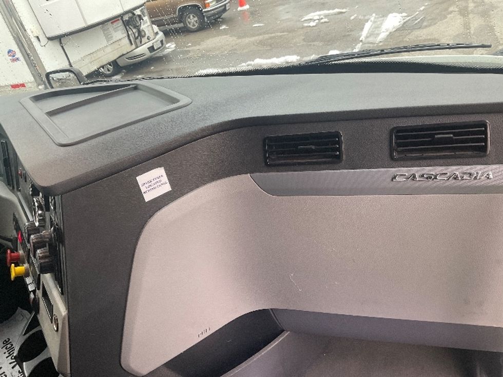 Sleeper Tractor-Heavy Duty Tractors-Freightliner-2019-T11662ST-Moberly-MO-436,510\n\t\tmiles-$ 49,500 - Image 14