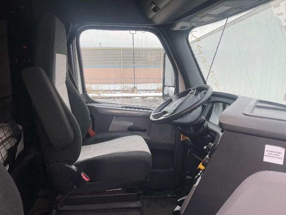 Sleeper Tractor-Heavy Duty Tractors-Freightliner-2019-T11662ST-Moberly-MO-436,510\n\t\tmiles-$ 49,500 - Image 15