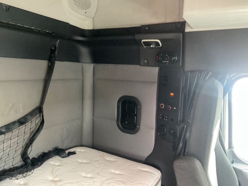 Sleeper Tractor-Heavy Duty Tractors-Freightliner-2019-T11662ST-Moberly-MO-436,510\n\t\tmiles-$ 49,500 - Image 18