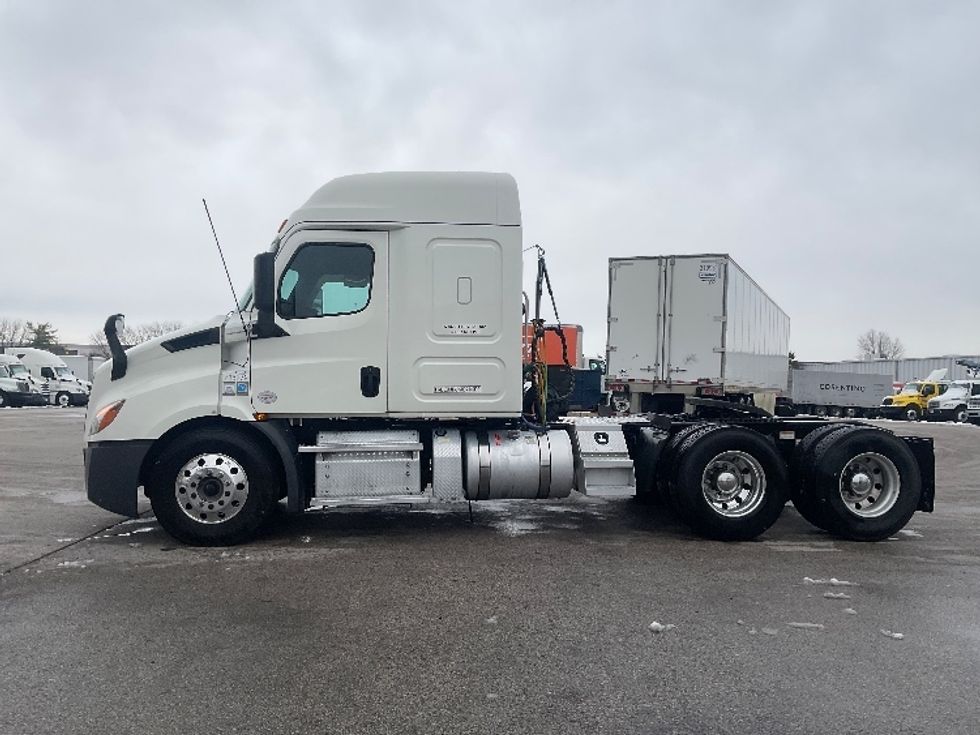 Sleeper Tractor-Heavy Duty Tractors-Freightliner-2019-T11662ST-Moberly-MO-436,510\n\t\tmiles-$ 49,500 - Image 4