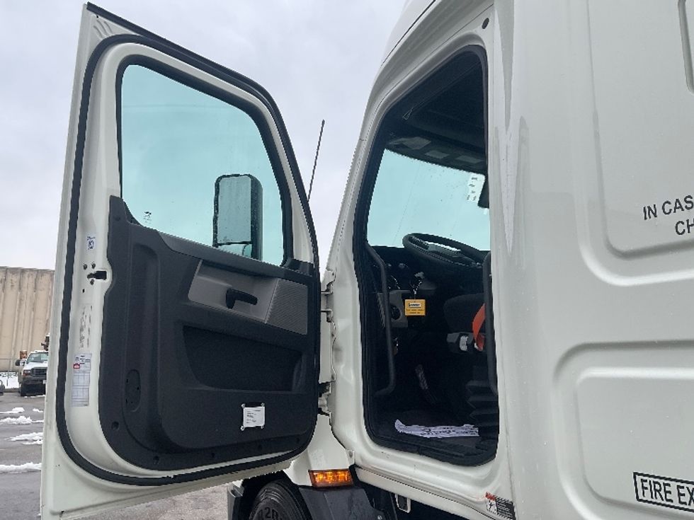 Sleeper Tractor-Heavy Duty Tractors-Freightliner-2019-T11662ST-Moberly-MO-436,510\n\t\tmiles-$ 49,500 - Image 9