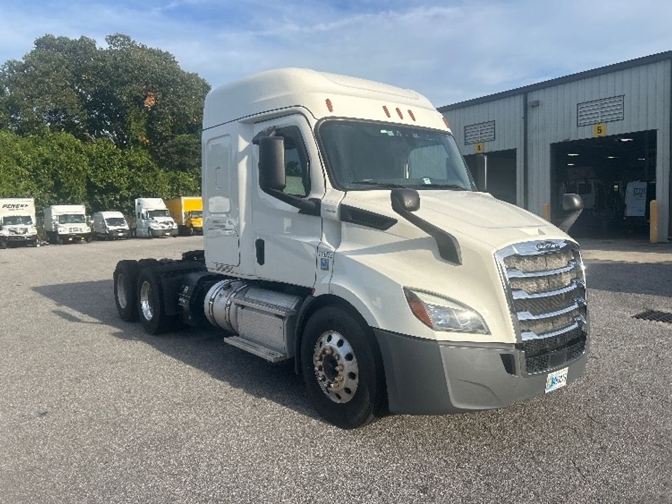 Sleeper Tractor-Heavy Duty Tractors-Freightliner-2019-T11662ST-Norfolk-VA-286,937\n\t\tmiles-$ 59,500 - Image 1