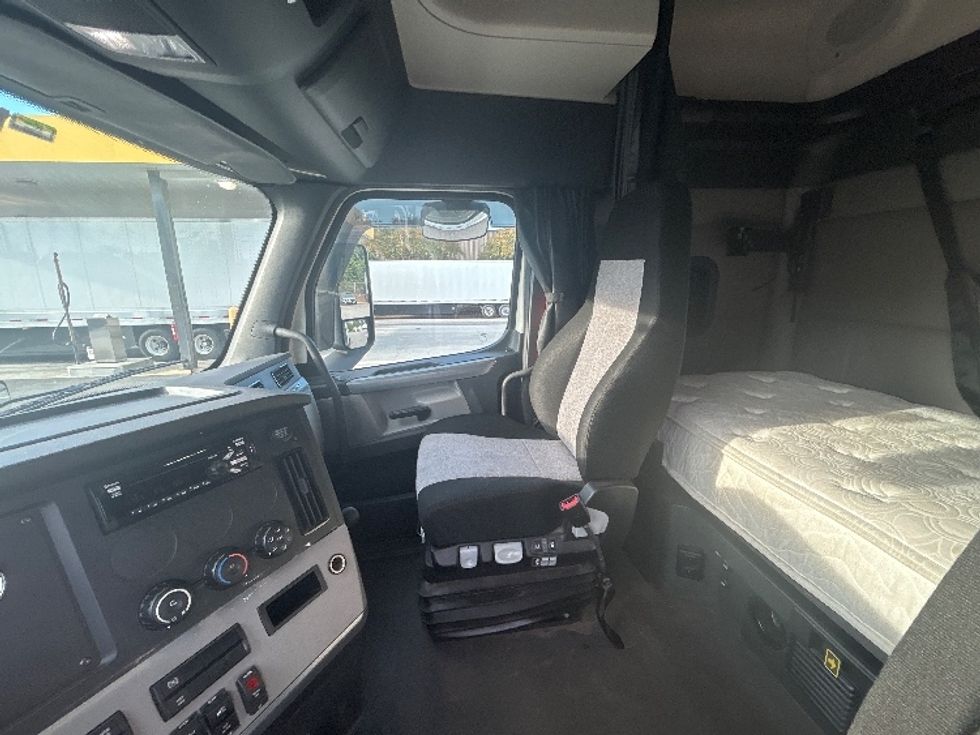 Sleeper Tractor-Heavy Duty Tractors-Freightliner-2019-T11662ST-Norfolk-VA-286,937\n\t\tmiles-$ 59,500 - Image 12