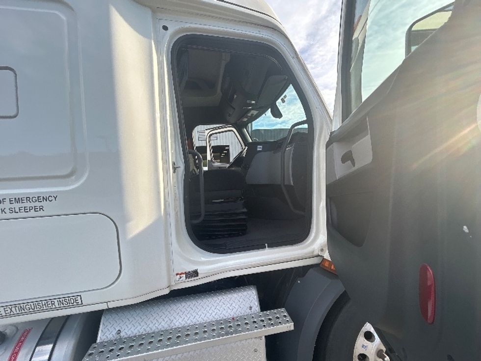 Sleeper Tractor-Heavy Duty Tractors-Freightliner-2019-T11662ST-Norfolk-VA-286,937\n\t\tmiles-$ 59,500 - Image 13