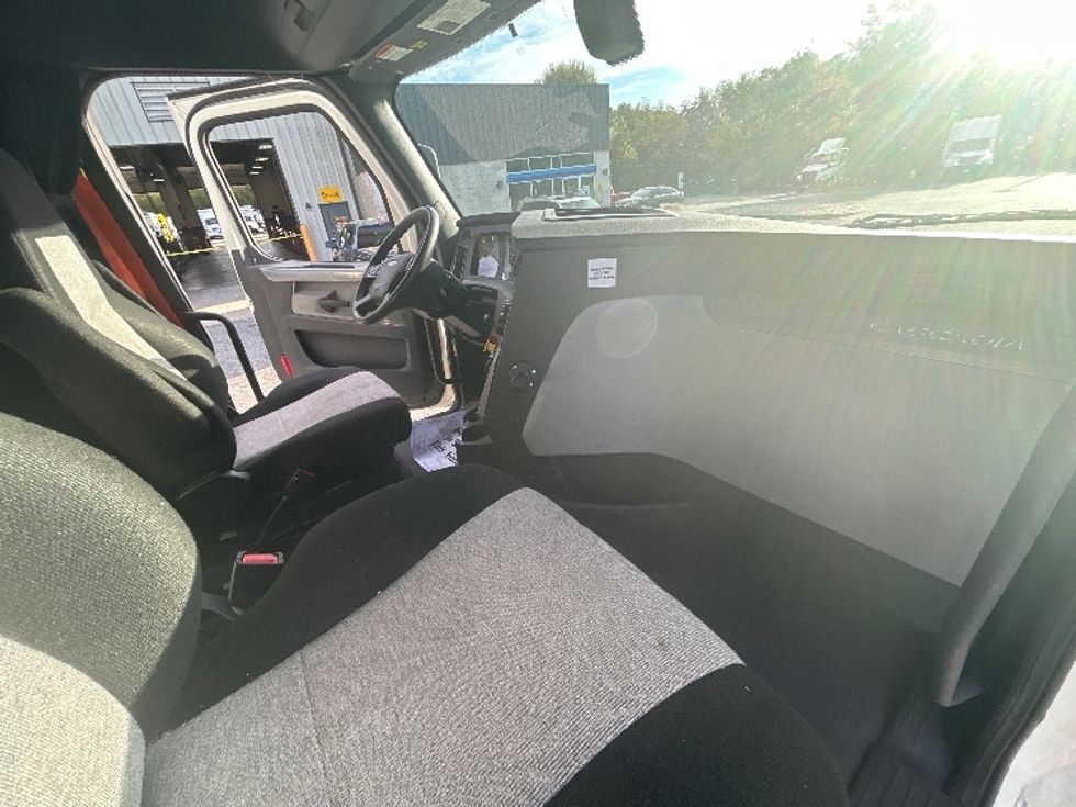Sleeper Tractor-Heavy Duty Tractors-Freightliner-2019-T11662ST-Norfolk-VA-286,937\n\t\tmiles-$ 59,500 - Image 15