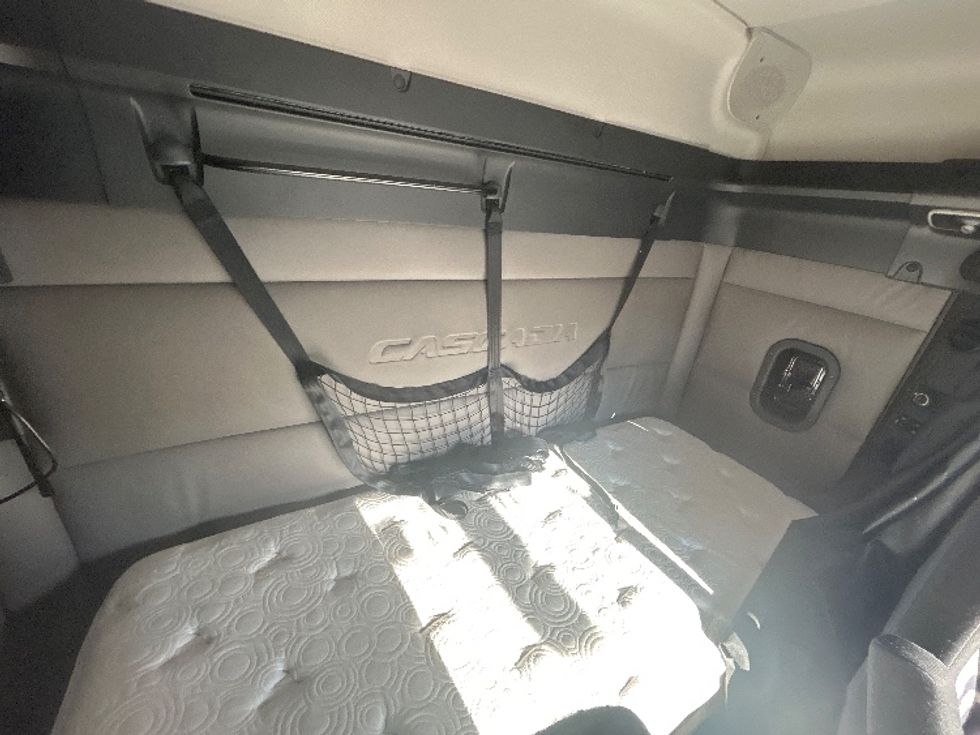 Sleeper Tractor-Heavy Duty Tractors-Freightliner-2019-T11662ST-Norfolk-VA-286,937\n\t\tmiles-$ 59,500 - Image 16