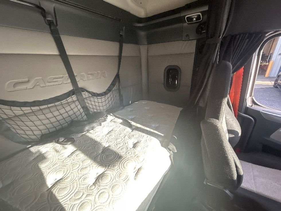 Sleeper Tractor-Heavy Duty Tractors-Freightliner-2019-T11662ST-Norfolk-VA-286,937\n\t\tmiles-$ 59,500 - Image 19