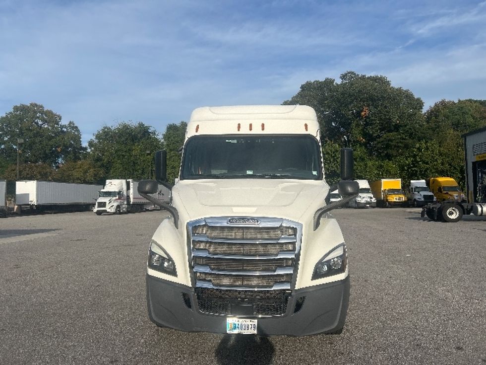 Sleeper Tractor-Heavy Duty Tractors-Freightliner-2019-T11662ST-Norfolk-VA-286,937\n\t\tmiles-$ 59,500 - Image 2
