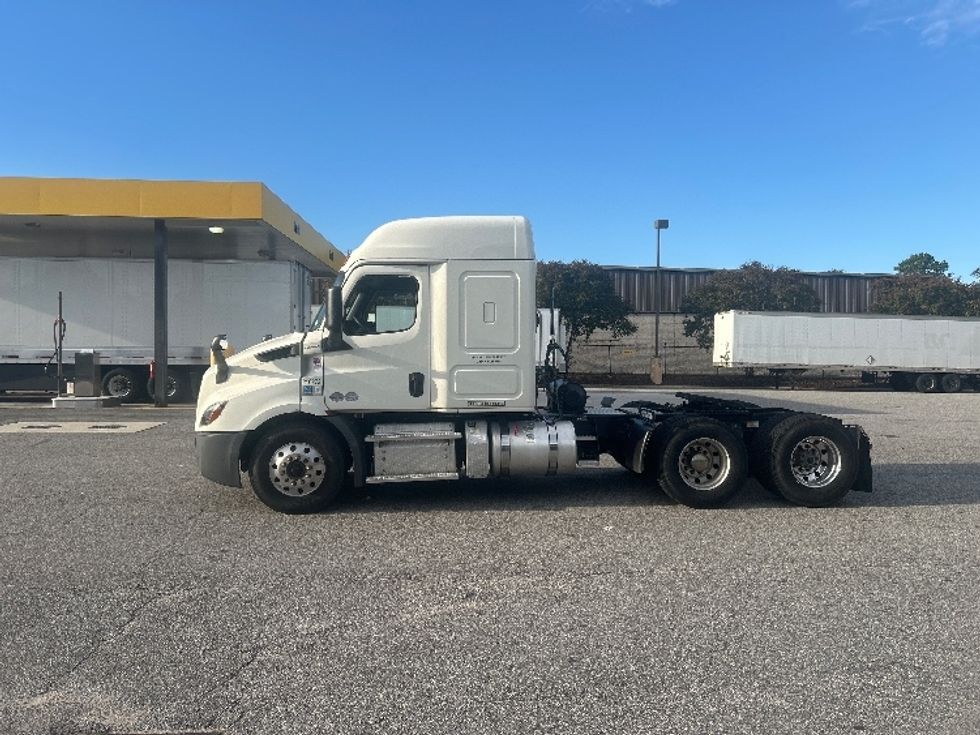 Sleeper Tractor-Heavy Duty Tractors-Freightliner-2019-T11662ST-Norfolk-VA-286,937\n\t\tmiles-$ 59,500 - Image 4