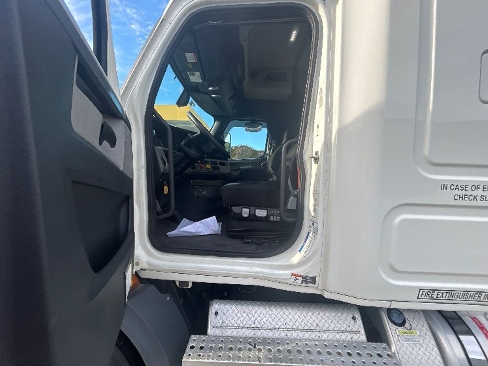 Sleeper Tractor-Heavy Duty Tractors-Freightliner-2019-T11662ST-Norfolk-VA-286,937\n\t\tmiles-$ 59,500 - Image 9