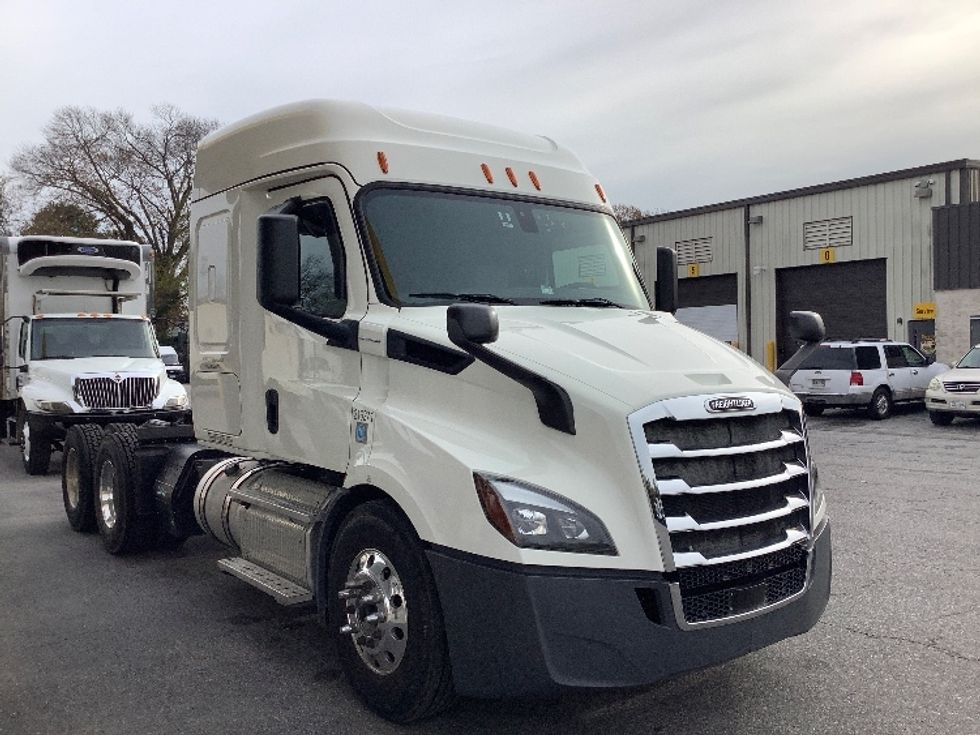 Sleeper Tractor-Heavy Duty Tractors-Freightliner-2019-T11662ST-Prince George-VA-39,267\n\t\tmiles-$ 68,500 - Image 1