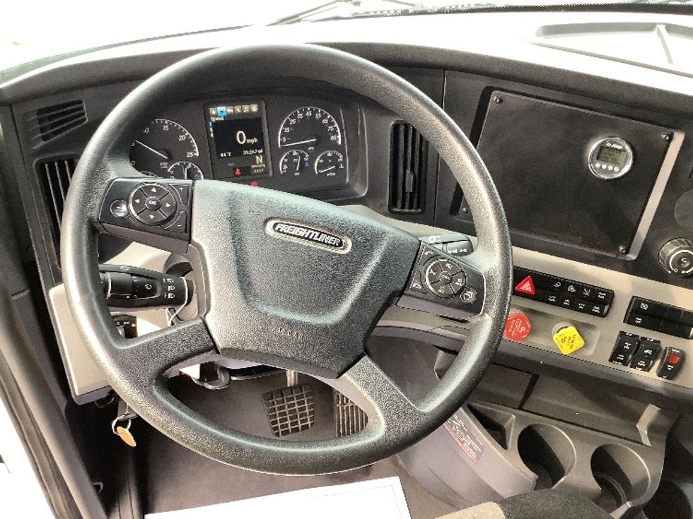 Sleeper Tractor-Heavy Duty Tractors-Freightliner-2019-T11662ST-Prince George-VA-39,267\n\t\tmiles-$ 68,500 - Image 10