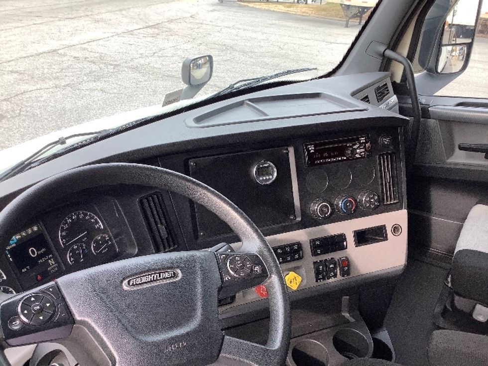 Sleeper Tractor-Heavy Duty Tractors-Freightliner-2019-T11662ST-Prince George-VA-39,267\n\t\tmiles-$ 68,500 - Image 11