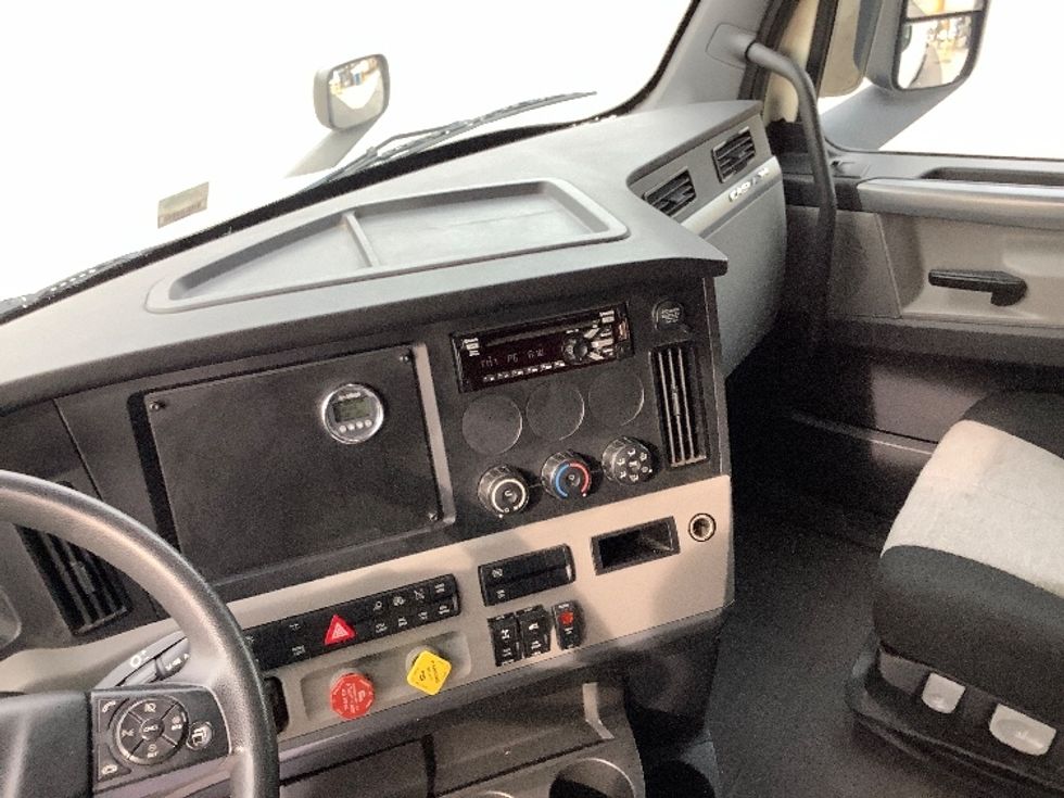 Sleeper Tractor-Heavy Duty Tractors-Freightliner-2019-T11662ST-Prince George-VA-39,267\n\t\tmiles-$ 68,500 - Image 12