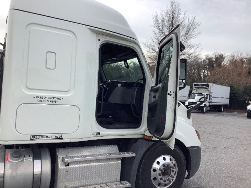 Sleeper Tractor-Heavy Duty Tractors-Freightliner-2019-T11662ST-Prince George-VA-39,267\n\t\tmiles-$ 68,500 - Image 13