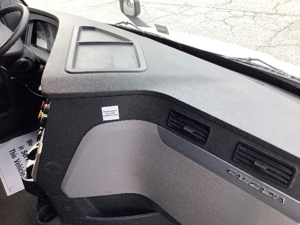 Sleeper Tractor-Heavy Duty Tractors-Freightliner-2019-T11662ST-Prince George-VA-39,267\n\t\tmiles-$ 68,500 - Image 14