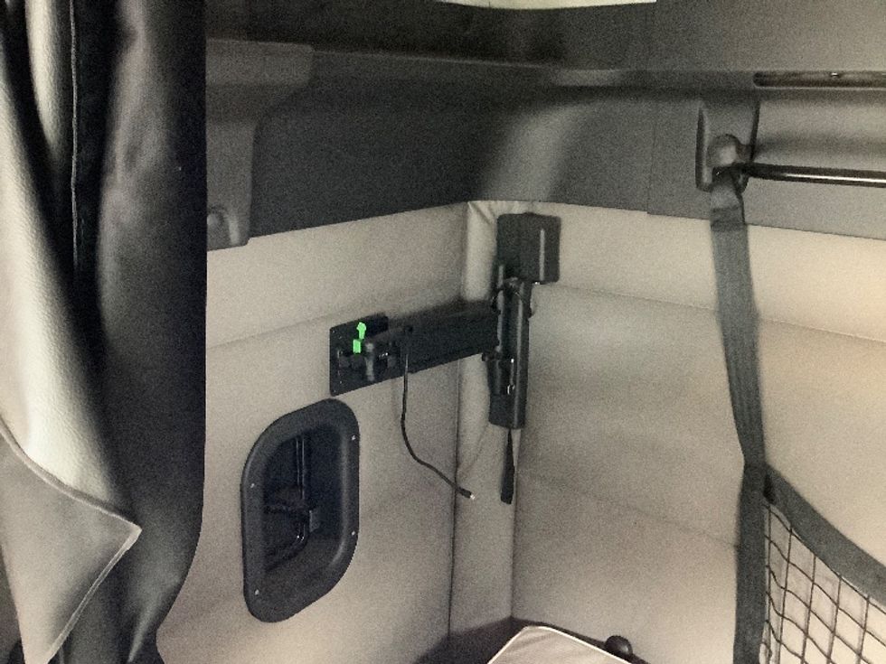 Sleeper Tractor-Heavy Duty Tractors-Freightliner-2019-T11662ST-Prince George-VA-39,267\n\t\tmiles-$ 68,500 - Image 18