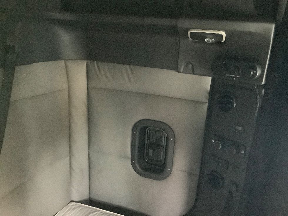 Sleeper Tractor-Heavy Duty Tractors-Freightliner-2019-T11662ST-Prince George-VA-39,267\n\t\tmiles-$ 68,500 - Image 19