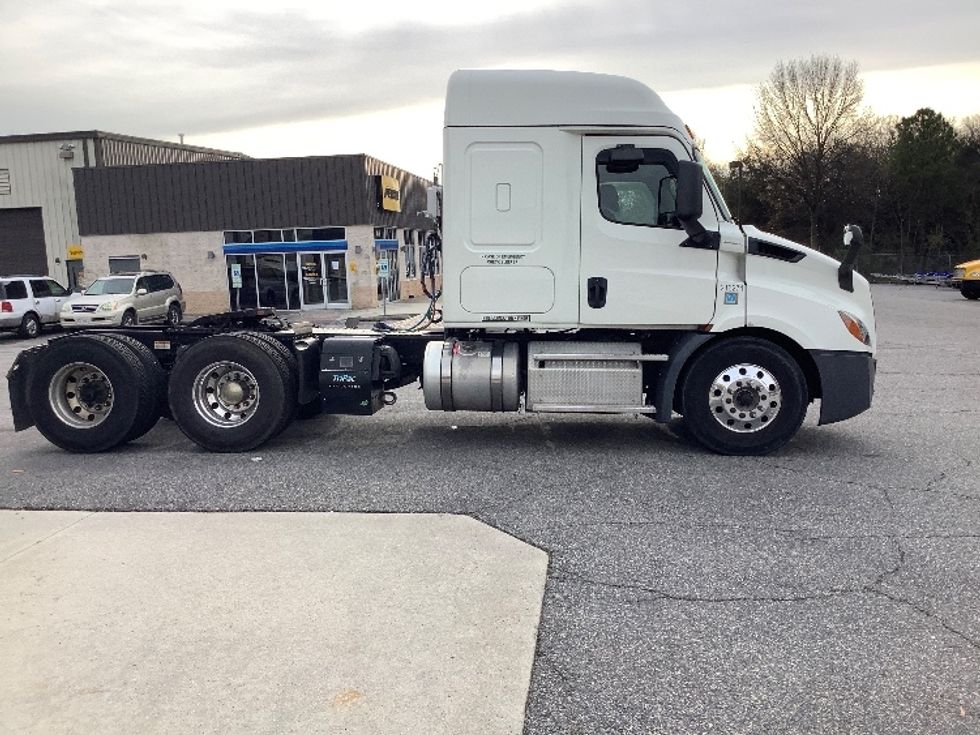 Sleeper Tractor-Heavy Duty Tractors-Freightliner-2019-T11662ST-Prince George-VA-39,267\n\t\tmiles-$ 68,500 - Image 8