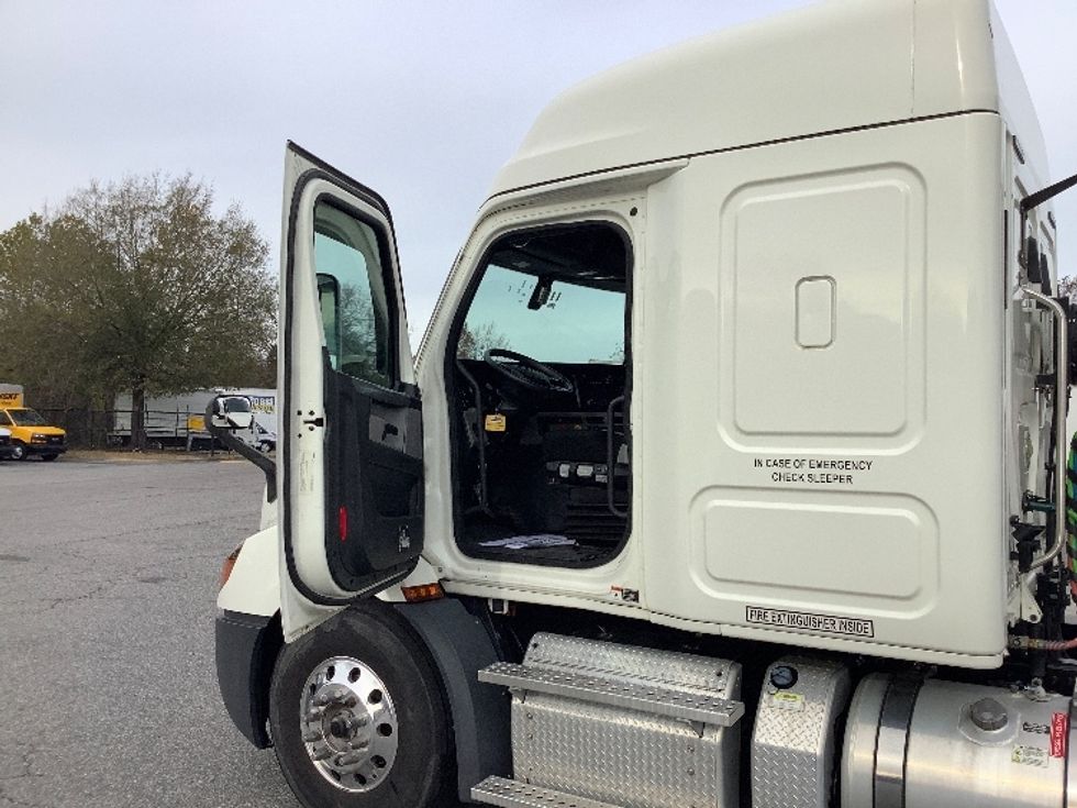 Sleeper Tractor-Heavy Duty Tractors-Freightliner-2019-T11662ST-Prince George-VA-39,267\n\t\tmiles-$ 68,500 - Image 9