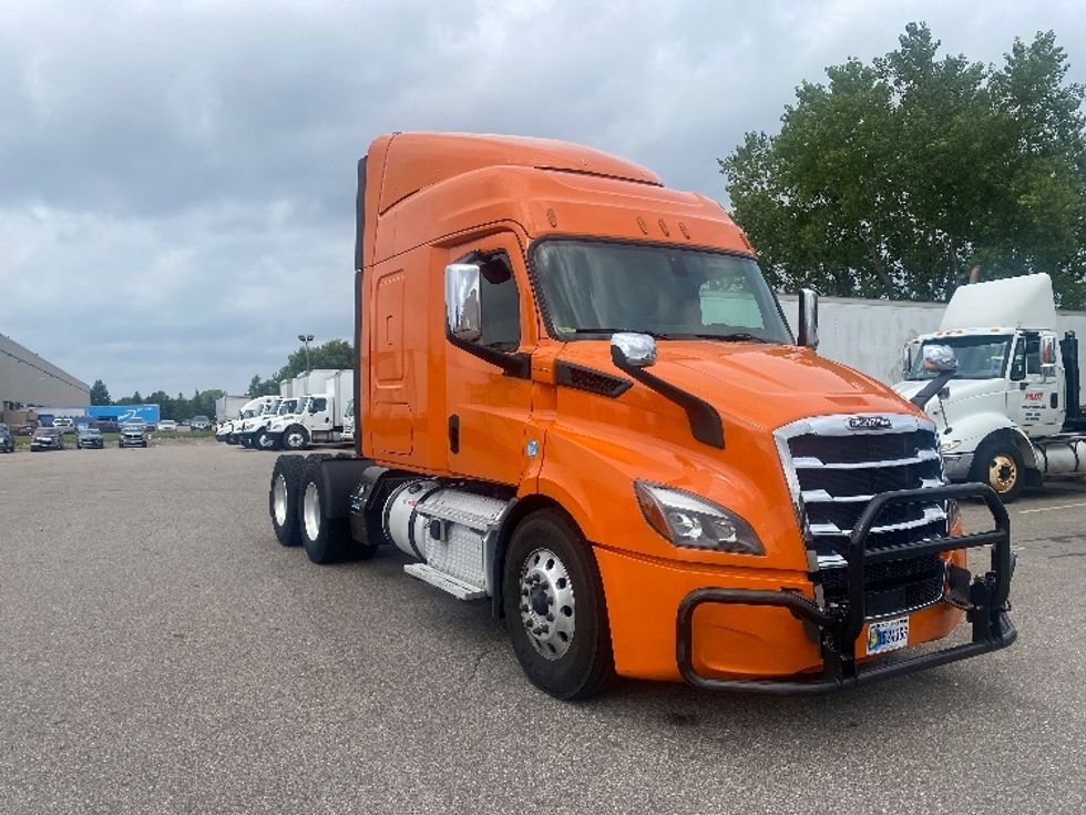 Sleeper Tractor-Heavy Duty Tractors-Freightliner-2019-T11664ST-Brooklyn Park-MN-415,976\n\t\tmiles-$ 57,000 - Image 1