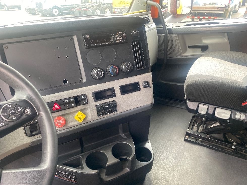Sleeper Tractor-Heavy Duty Tractors-Freightliner-2019-T11664ST-Brooklyn Park-MN-415,976\n\t\tmiles-$ 57,000 - Image 10