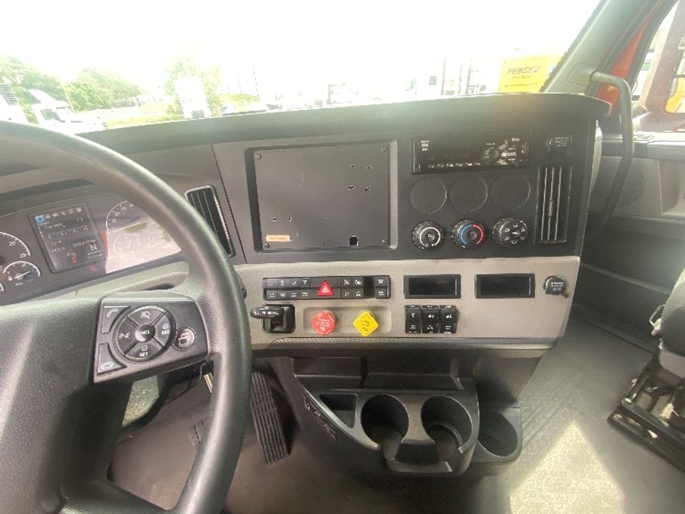 Sleeper Tractor-Heavy Duty Tractors-Freightliner-2019-T11664ST-Brooklyn Park-MN-415,976\n\t\tmiles-$ 57,000 - Image 11