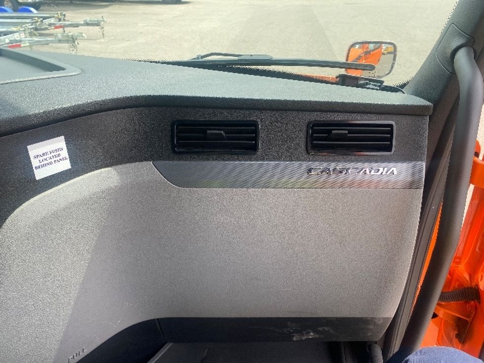 Sleeper Tractor-Heavy Duty Tractors-Freightliner-2019-T11664ST-Brooklyn Park-MN-415,976\n\t\tmiles-$ 57,000 - Image 14