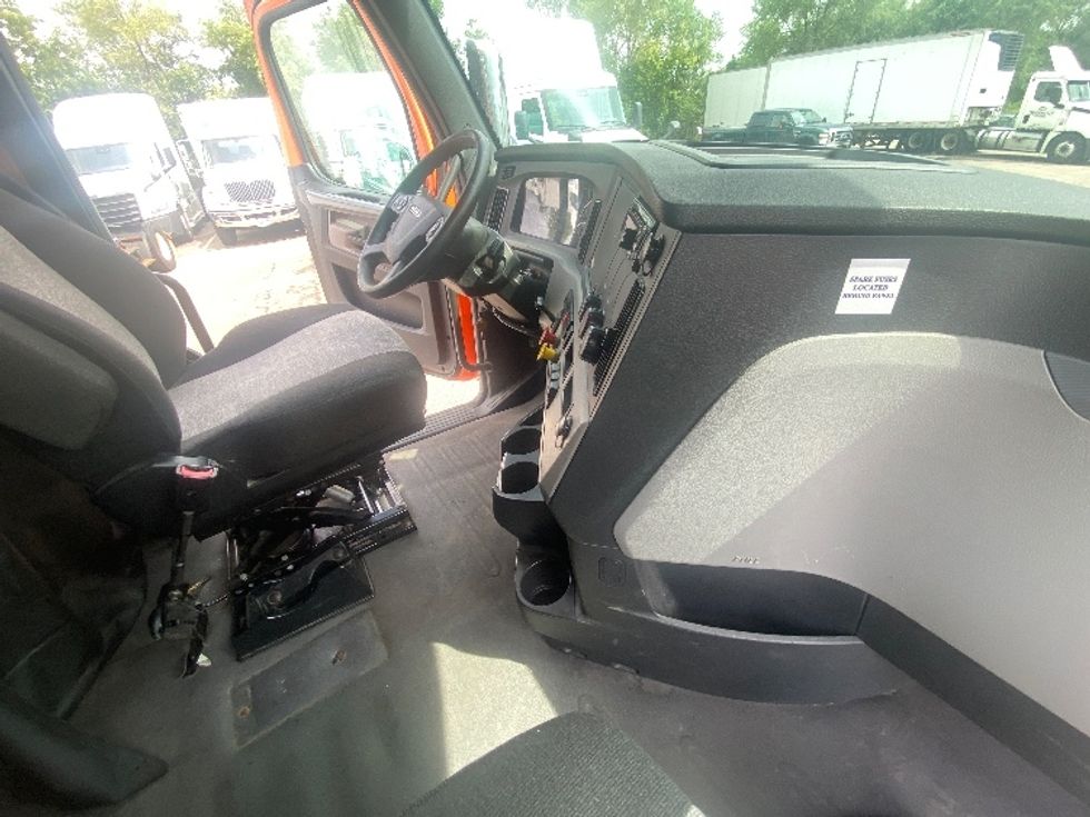 Sleeper Tractor-Heavy Duty Tractors-Freightliner-2019-T11664ST-Brooklyn Park-MN-415,976\n\t\tmiles-$ 57,000 - Image 15