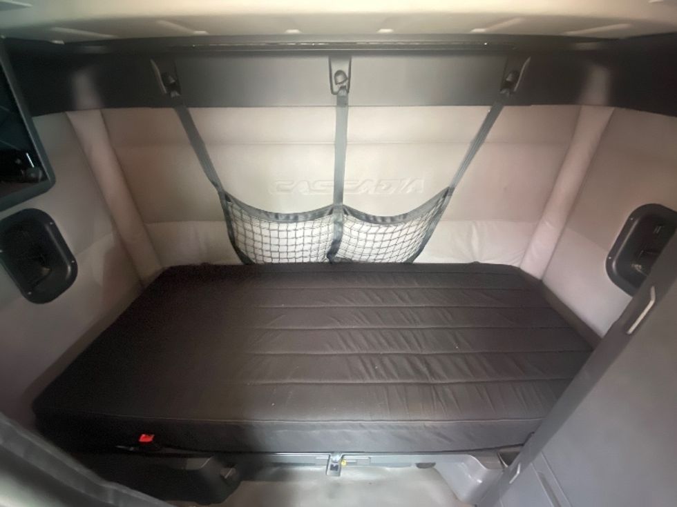 Sleeper Tractor-Heavy Duty Tractors-Freightliner-2019-T11664ST-Brooklyn Park-MN-415,976\n\t\tmiles-$ 57,000 - Image 16