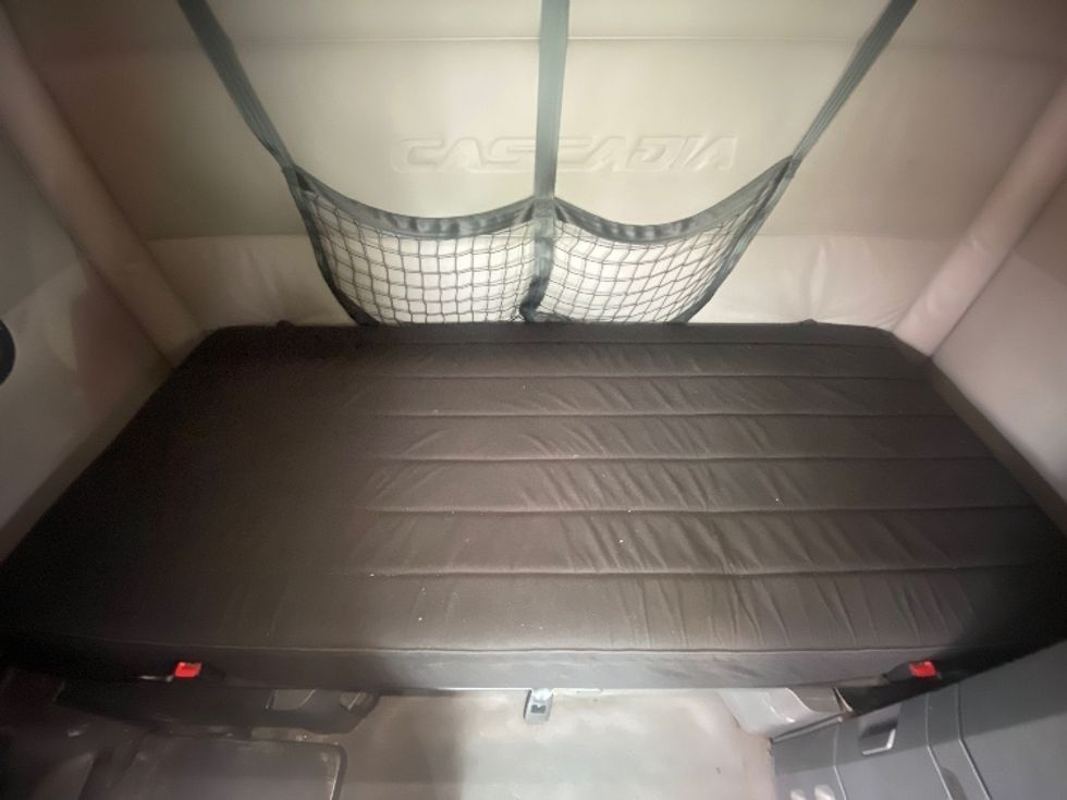 Sleeper Tractor-Heavy Duty Tractors-Freightliner-2019-T11664ST-Brooklyn Park-MN-415,976\n\t\tmiles-$ 57,000 - Image 17