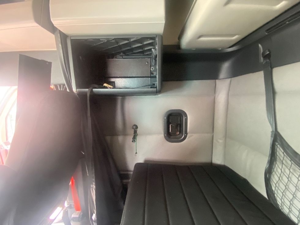 Sleeper Tractor-Heavy Duty Tractors-Freightliner-2019-T11664ST-Brooklyn Park-MN-415,976\n\t\tmiles-$ 57,000 - Image 19