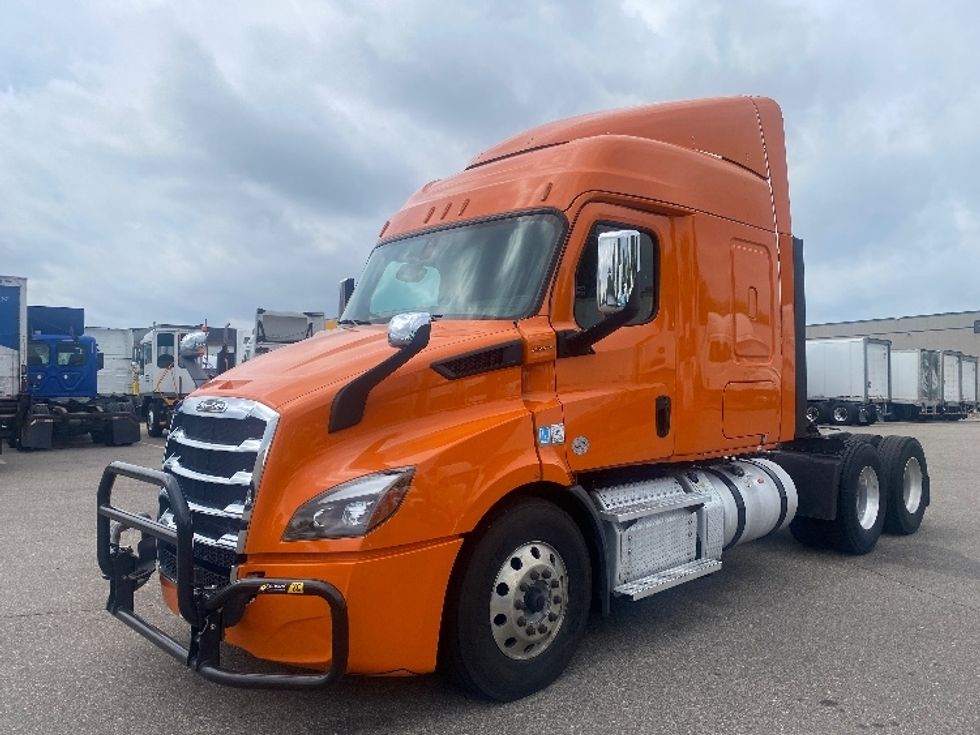 Sleeper Tractor-Heavy Duty Tractors-Freightliner-2019-T11664ST-Brooklyn Park-MN-415,976\n\t\tmiles-$ 57,000 - Image 3
