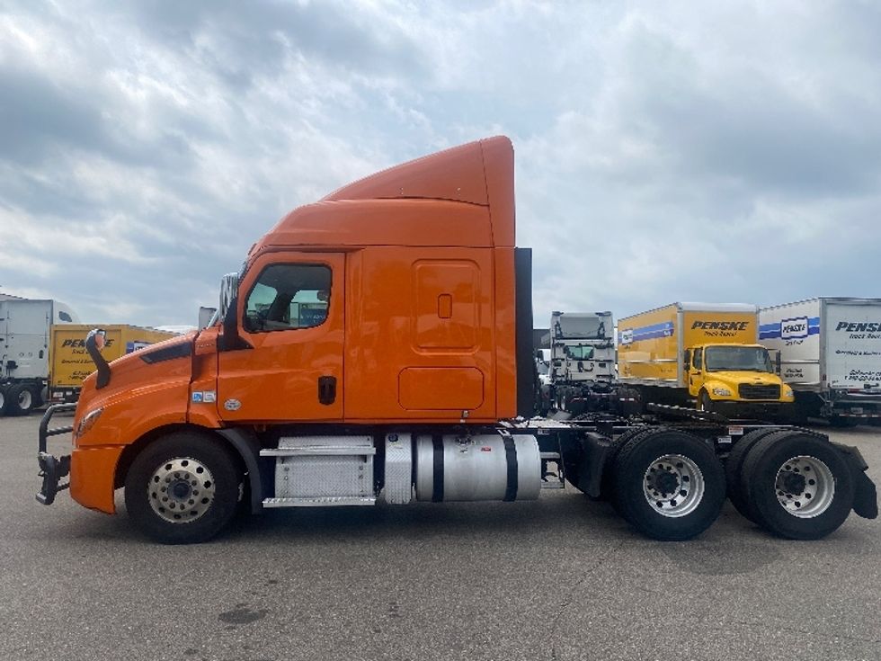 Sleeper Tractor-Heavy Duty Tractors-Freightliner-2019-T11664ST-Brooklyn Park-MN-415,976\n\t\tmiles-$ 57,000 - Image 4