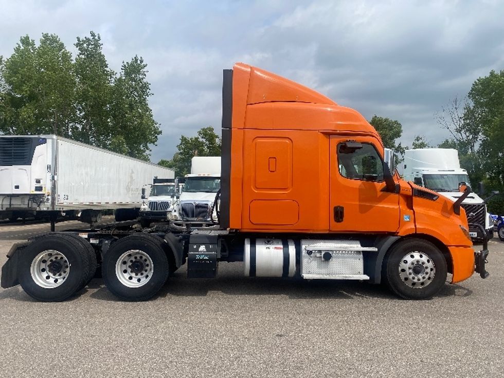 Sleeper Tractor-Heavy Duty Tractors-Freightliner-2019-T11664ST-Brooklyn Park-MN-415,976\n\t\tmiles-$ 57,000 - Image 8