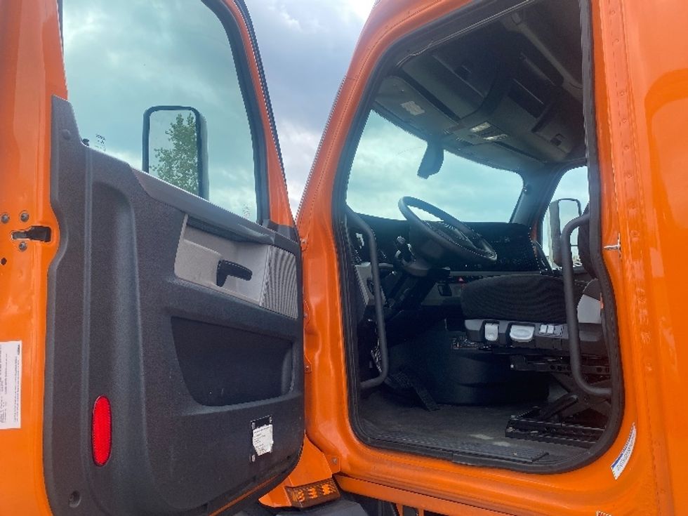 Sleeper Tractor-Heavy Duty Tractors-Freightliner-2019-T11664ST-Brooklyn Park-MN-415,976\n\t\tmiles-$ 57,000 - Image 9