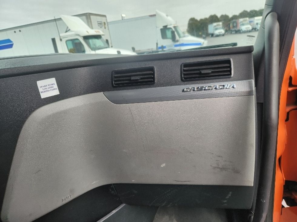 Sleeper Tractor-Heavy Duty Tractors-Freightliner-2019-T11664ST-Chicopee-MA-423,108\n\t\tmiles-$ 52,500 - Image 11