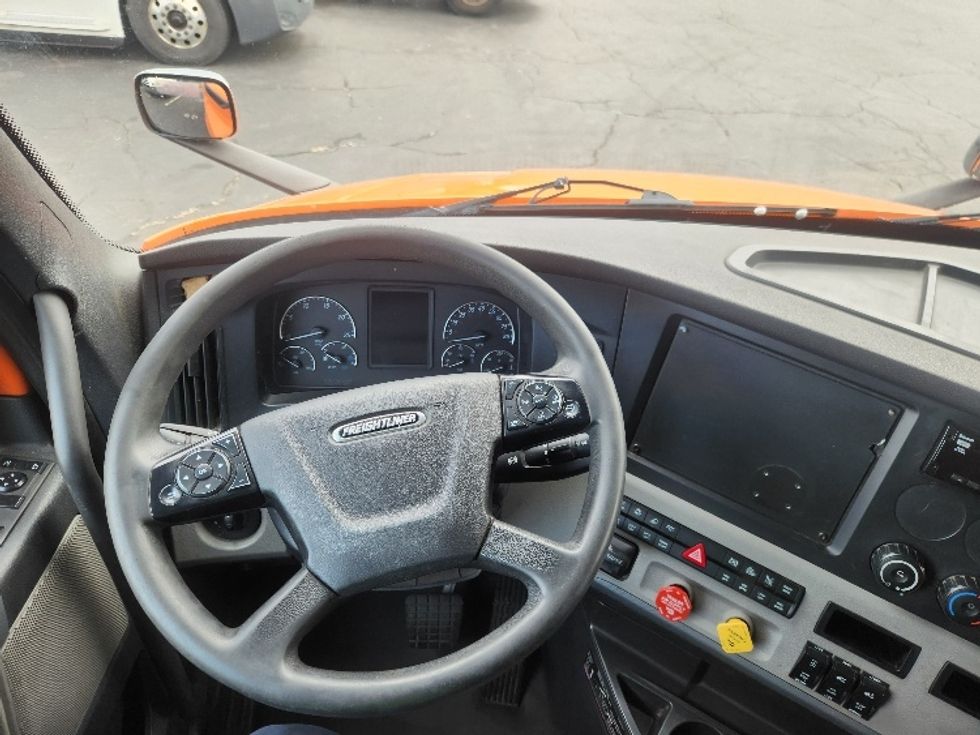 Sleeper Tractor-Heavy Duty Tractors-Freightliner-2019-T11664ST-Chicopee-MA-423,108\n\t\tmiles-$ 52,500 - Image 12