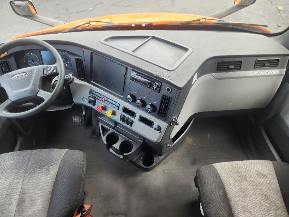 Sleeper Tractor-Heavy Duty Tractors-Freightliner-2019-T11664ST-Chicopee-MA-423,108\n\t\tmiles-$ 52,500 - Image 13