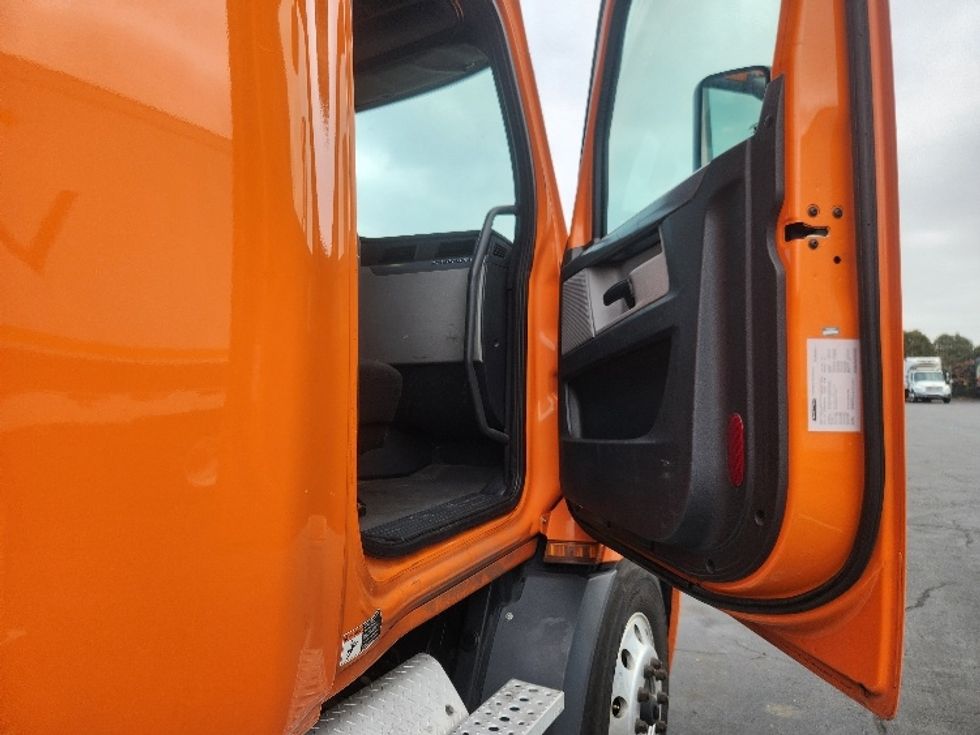 Sleeper Tractor-Heavy Duty Tractors-Freightliner-2019-T11664ST-Chicopee-MA-423,108\n\t\tmiles-$ 52,500 - Image 14