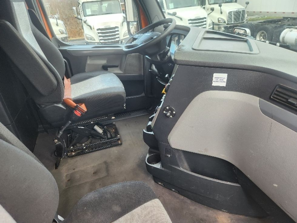 Sleeper Tractor-Heavy Duty Tractors-Freightliner-2019-T11664ST-Chicopee-MA-423,108\n\t\tmiles-$ 52,500 - Image 15